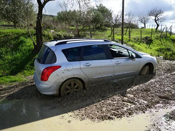 细河区汽车陷入泥坑中应该如何自救