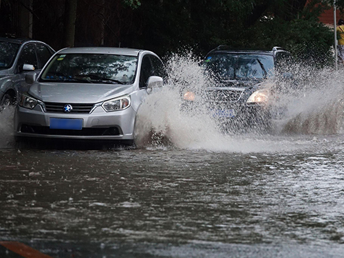 井陉县下暴雨时开车的注意事项