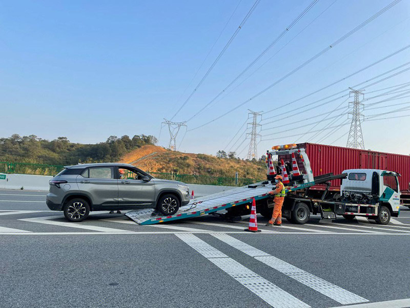 龙华区道路拖车救援：汽车交通事故后的关键一环