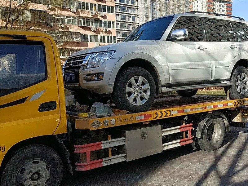 紫金县驾车误入绿化带陷困境，轮胎悬空如何快速呼叫道路救援？